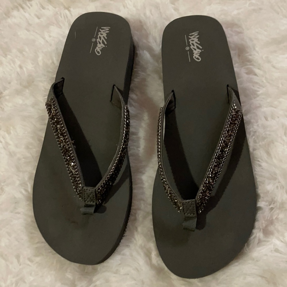Mossimo Flip Flops Size 10 Grey